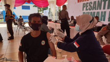 Warga Leuwiliang Antusias Datangi Vaksinasi Merdeka di Ponpes Al Karomah Kawalu