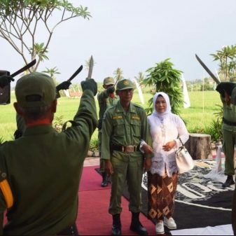 Viral Pernikahan Hansip di Subang, Prosesi Golok Pora