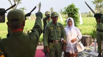 Viral Pernikahan Hansip di Subang, Prosesi Golok Pora