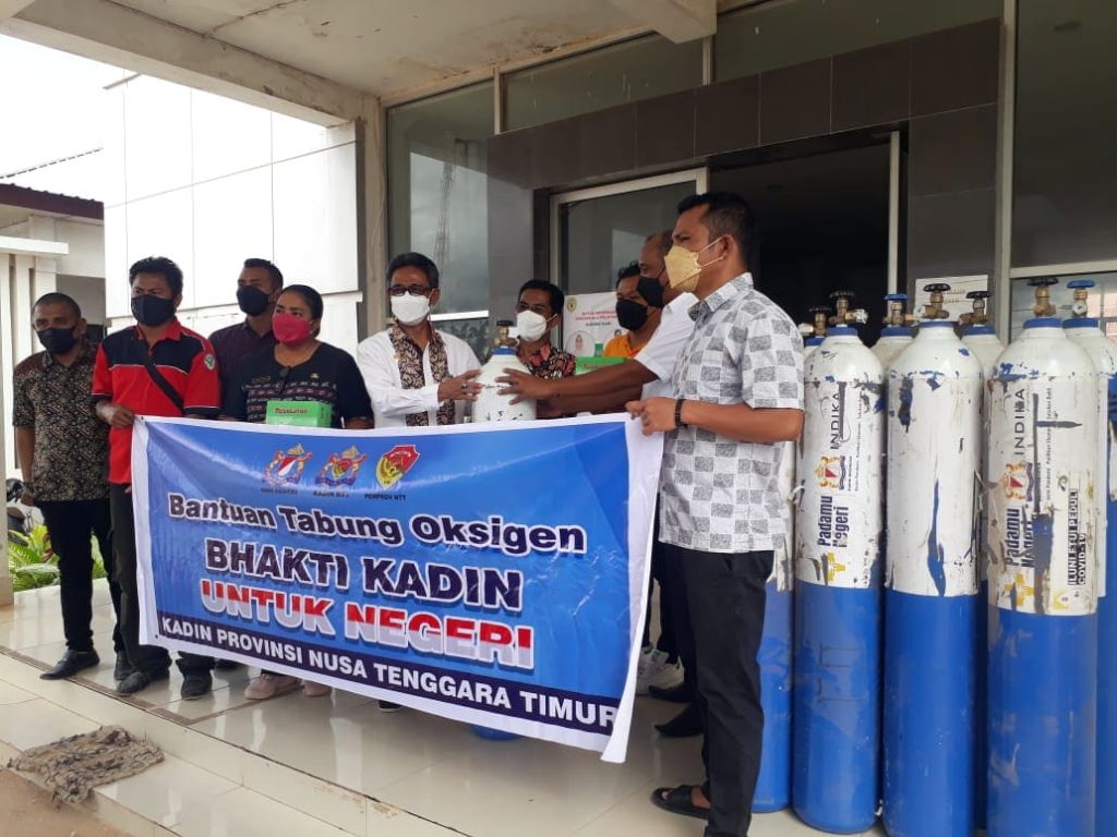 Kadin Sabu Raijua Serah Bantuan Tabung Oksigen Untuk RSUD Menia