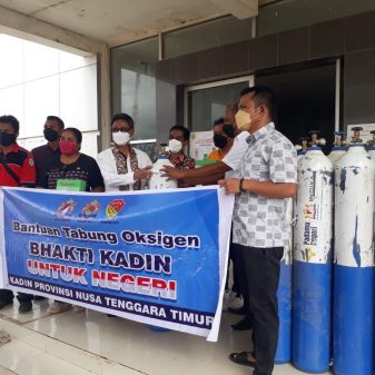 Kadin Sabu Raijua Serah Bantuan Tabung Oksigen Untuk RSUD Menia