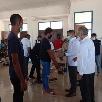 Wabup Sabu Raijua NTT Serahkan Bantuan Kepada Kelompok Nelayan