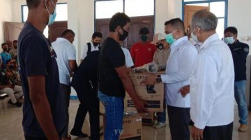 Wabup Sabu Raijua NTT Serahkan Bantuan Kepada Kelompok Nelayan