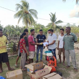 Penjabat Kapala Desa Depe Serahkan Bantuan Pemberdayaan