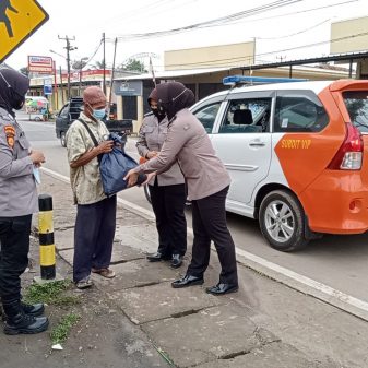 Pendekar Srikandi Ditpamobvit Polda Banten Bagikan Ratusan Masker dan Puluhan Paket Sembako di Kecamatan Baros