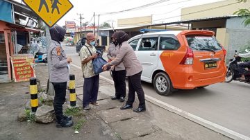 Pendekar Srikandi Ditpamobvit Polda Banten Bagikan Ratusan Masker dan Puluhan Paket Sembako di Kecamatan Baros