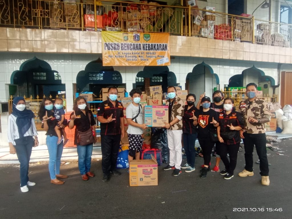 LSM Laskar Manguni Indonesia Bagikan Paket Sembako ke Korban Bencana Kebakaran Warga Lagoa Kanal Kebon Bawang