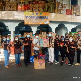 LSM Laskar Manguni Indonesia Bagikan Paket Sembako ke Korban Bencana Kebakaran  Warga Lagoa Kanal Kebon Bawang