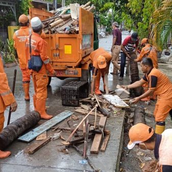 Pastikan Air Dapat Mengalir Dengan Baik, Empat Saluran Air Dibersihkan di Kebon Bawang