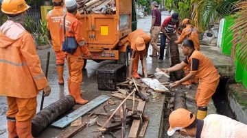 Pastikan Air Dapat Mengalir Dengan Baik, Empat Saluran Air Dibersihkan di Kebon Bawang