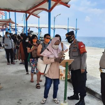 Kapolsek Kep Seribu Utara Pimpin Langsung Giat Pengawasan ProKes di 4 Dermaga Kedatangan