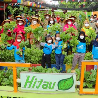 Bersama Bocil, Ketua TP PKK DKI Panen Sayuran di Kebun KWT Hijau Daun