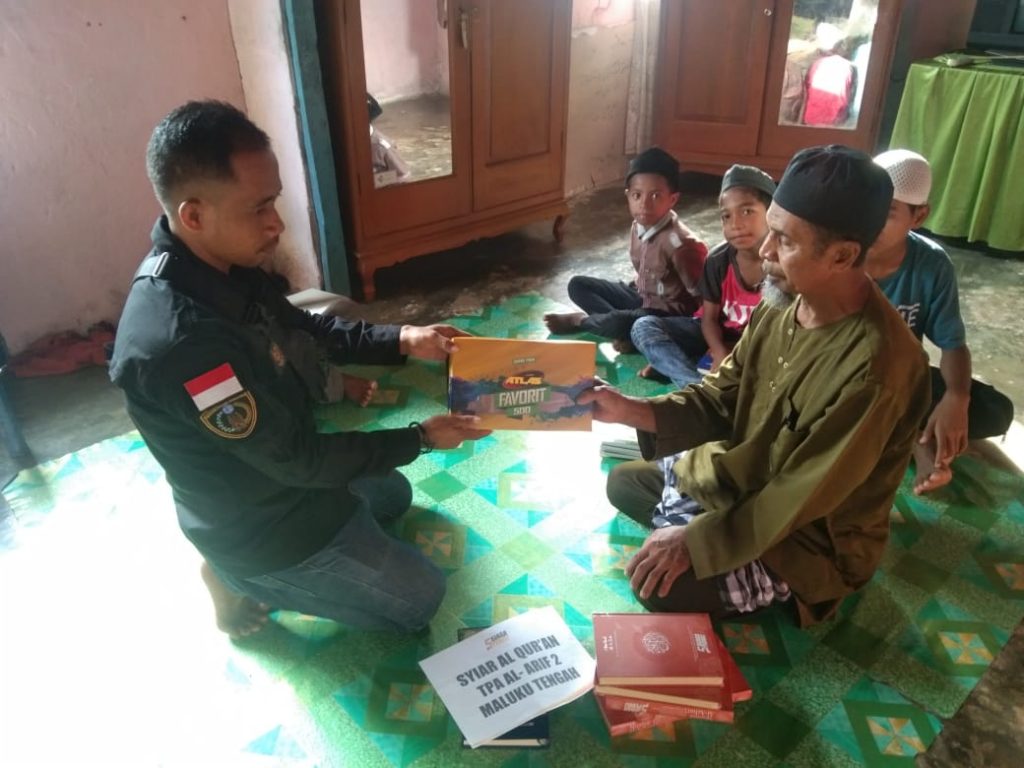 Perwakilan Media WBN Maluku Tengah Dan Donatur Siaga Peduli Salurkan Mushaf Al-Quran
