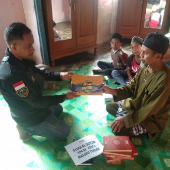 Perwakilan Media WBN Maluku Tengah Dan Donatur Siaga Peduli Salurkan Mushaf Al-Quran