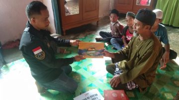 Perwakilan Media WBN Maluku Tengah Dan Donatur Siaga Peduli Salurkan Mushaf Al-Quran