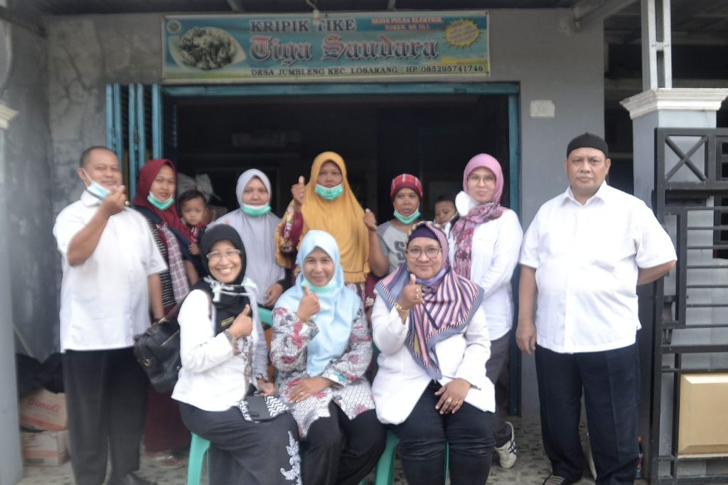 Wow Keren..!!! Umi Darinah Pengusaha Kripik Tike “Tiga Saudara” Beromzet Puluhan Juta Perbulannya
