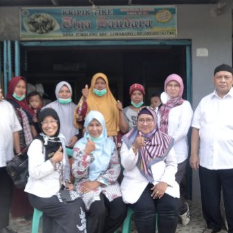 Wow Keren..!!! Umi Darinah Pengusaha Kripik Tike “Tiga Saudara” Beromzet Puluhan Juta Perbulannya