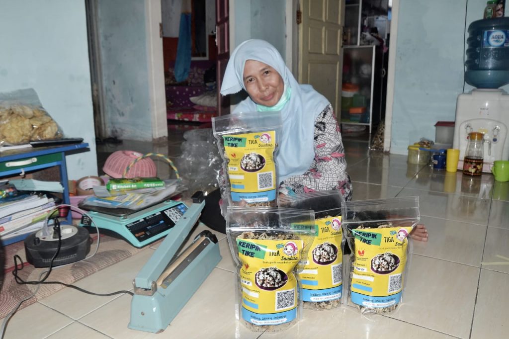 Sinergi Disbudpar Indramayu Tingkatkan Kunjungan UMKM Mikro Produsen Kripik Tike di Desa Jumbleng