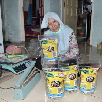 Sinergi Disbudpar Indramayu Tingkatkan Kunjungan UMKM Mikro Produsen Kripik Tike di Desa Jumbleng