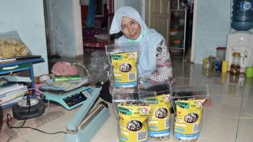 Sinergi Disbudpar Indramayu Tingkatkan Kunjungan UMKM Mikro Produsen Kripik Tike di Desa Jumbleng