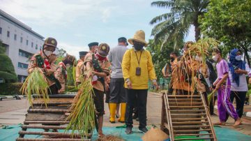 Pengenalan Urban Farming Bagi Anak-Anak Sekolah di Jakut