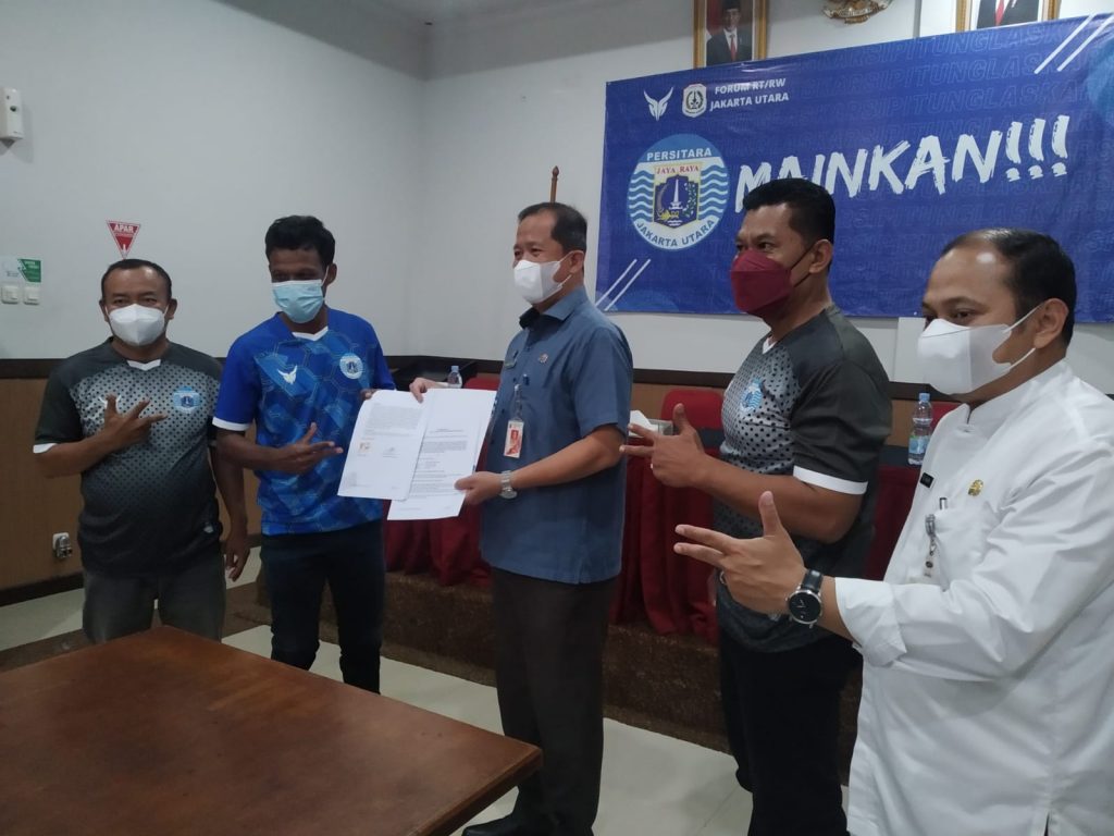 Walikota Saksikan Tanda Tangan Kotrak Pemain Baru PERSITARA