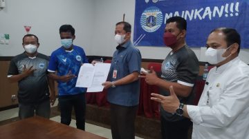 Walikota Saksikan Tanda Tangan Kotrak Pemain Baru PERSITARA