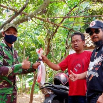 Warga Sukaraja Tasikmalaya, Serahkan Satu Ular King Kobra Ke Tim ARI