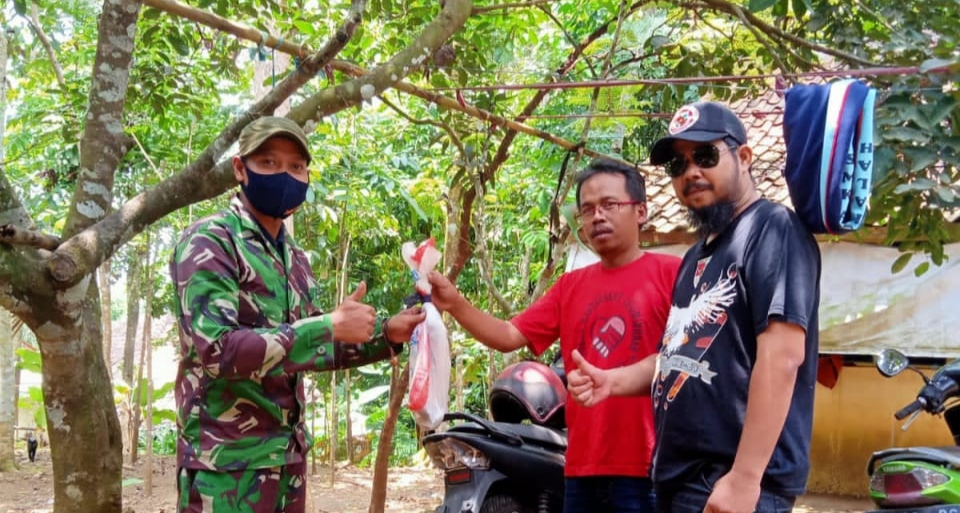 Warga Sukaraja Tasikmalaya, Serahkan Satu Ular King Kobra Ke Tim ARI