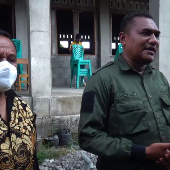 DPD RI Angelo Wake Bantu Ratusan Sak Semen Untuk SMAS Regina Pacis Bajawa