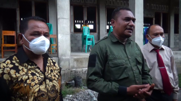 DPD RI Angelo Wake Bantu Ratusan Sak Semen Untuk SMAS Regina Pacis Bajawa