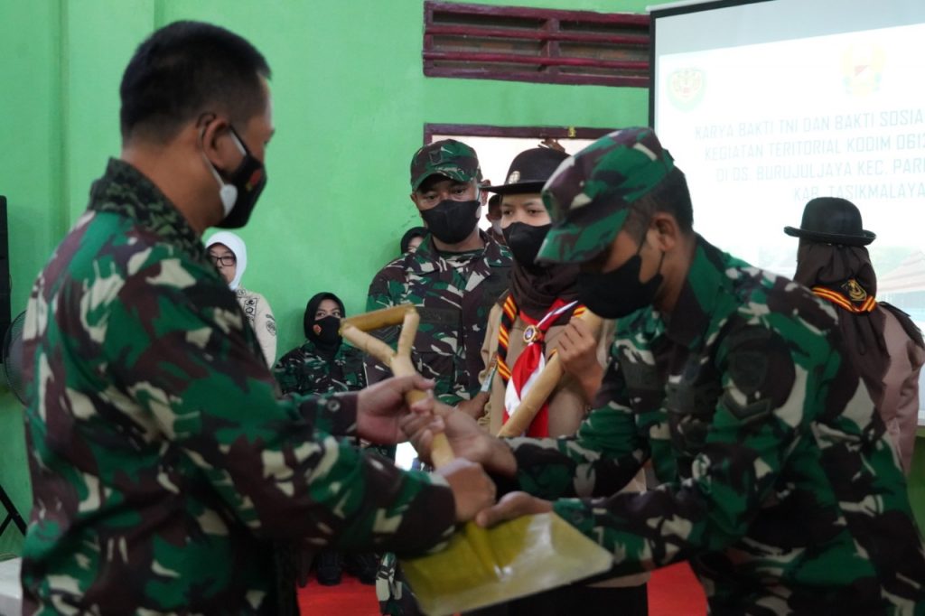 Danrem 062/Tn membuka karya bakti Tni dan bakti sosial di Wilayah Kodim 0612/Tasikmalaya