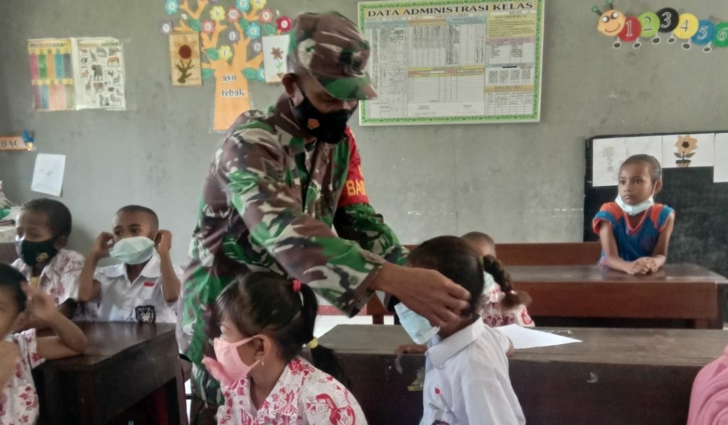 Babinsa Warmare Kodim 1801/Manokwari Pantau prokes di Sekolah wilayah Binaannya