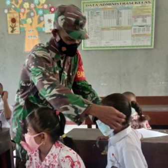 Babinsa Warmare Kodim 1801/Manokwari Pantau prokes di Sekolah wilayah Binaannya