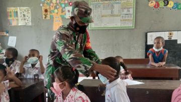 Babinsa Warmare Kodim 1801/Manokwari Pantau prokes di Sekolah wilayah Binaannya