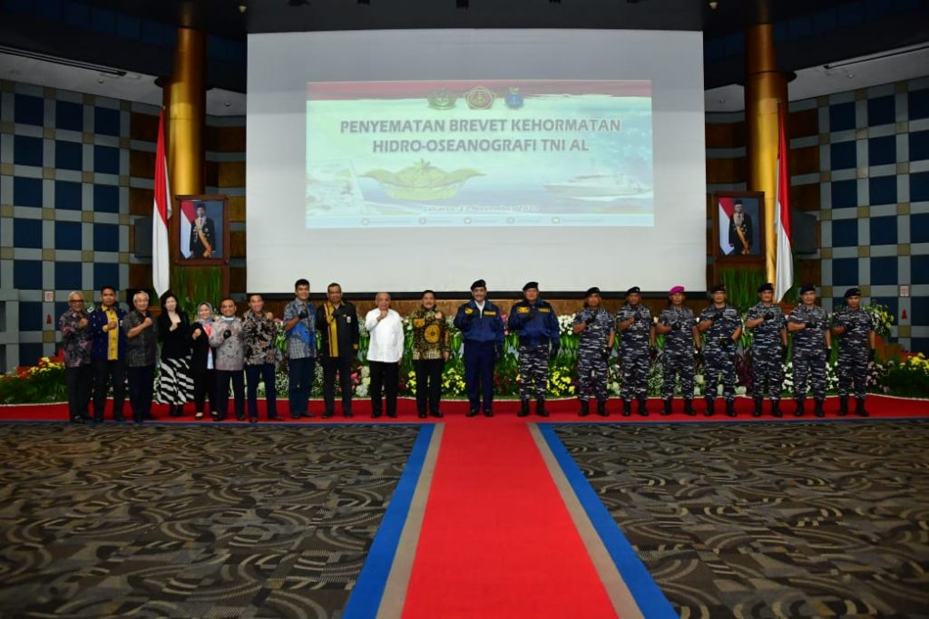 Kasal Sematkan Brevet Kehormatan Hidro-Oseanografi TNI AL Kepada Menkomarves RI