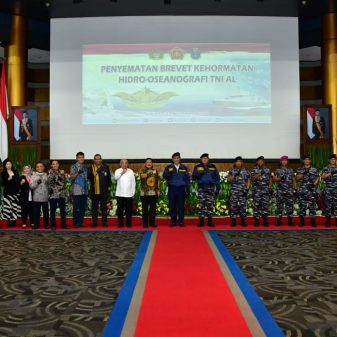 Kasal Sematkan Brevet Kehormatan Hidro-Oseanografi TNI AL Kepada Menkomarves RI