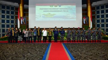 Kasal Sematkan Brevet Kehormatan Hidro-Oseanografi TNI AL Kepada Menkomarves RI