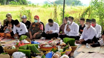 Masyarakat Desa Legok Kecamatan Lohbener Lestarikan Tradisi Sedekah Bumi