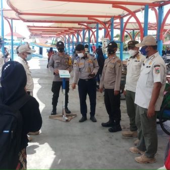 Kapolsek Kep Seribu Utara Pantau Langsung Kedatangan 160 Penumpang Kapal di 4 Dermaga Kedatangan