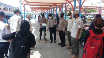 Kapolsek Kep Seribu Utara Pantau Langsung Kedatangan 160 Penumpang Kapal di 4 Dermaga Kedatangan