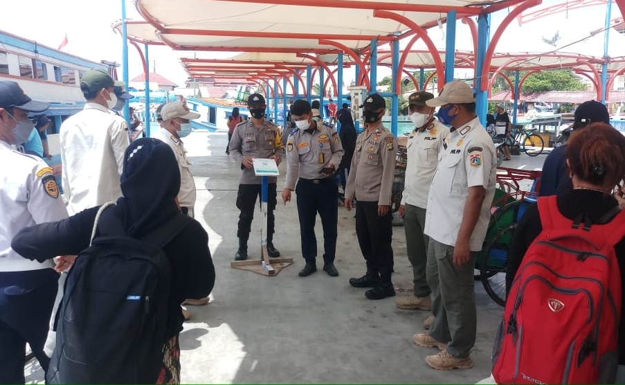 Kapolsek Kep Seribu Utara Pantau Langsung Kedatangan 160 Penumpang Kapal di 4 Dermaga Kedatangan