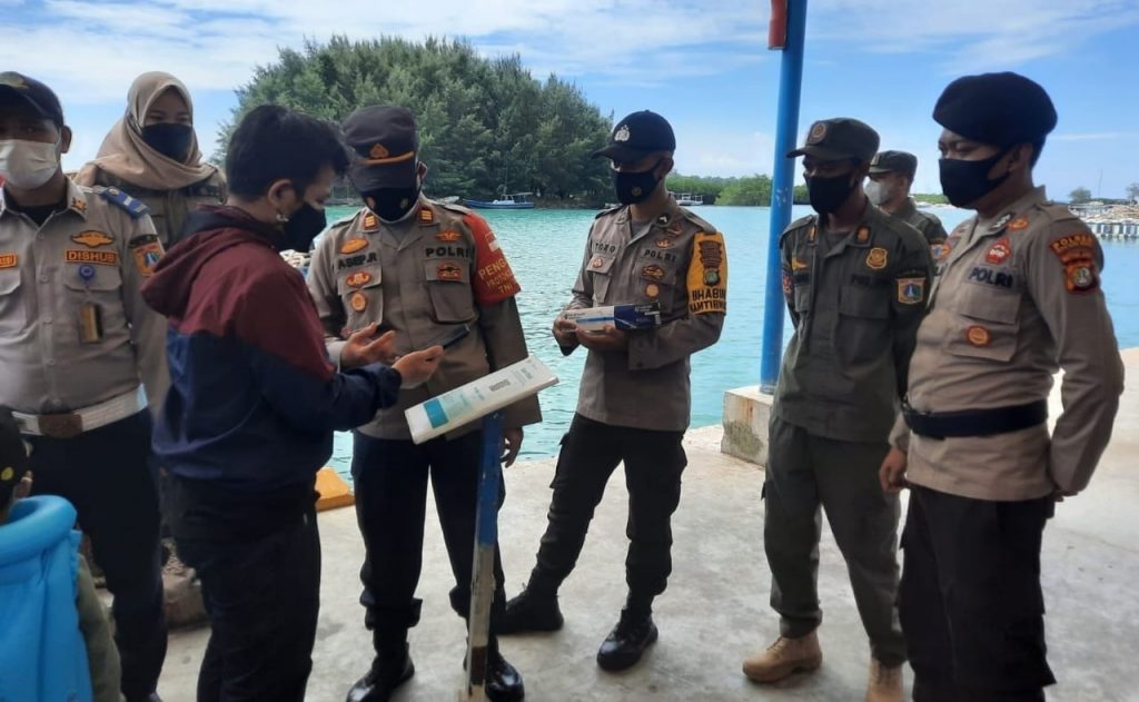 Di Pelabuhan Kali adem Muara Angke, Polres Kep Seribu Giatkan Pengawasan ProKes dan Wajibkan Scan Barcode PeduliLindungi