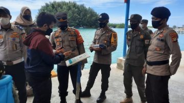Di Pelabuhan Kali adem Muara Angke, Polres Kep Seribu Giatkan Pengawasan ProKes dan Wajibkan Scan Barcode PeduliLindungi 