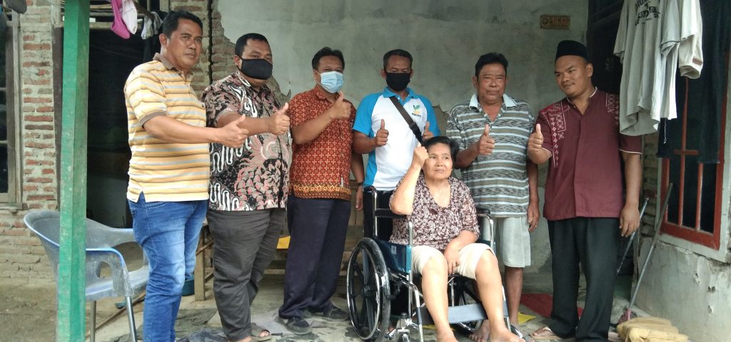 Dedi Wahidi Gandeng Kemensos Bagikan Kursi Roda Untuk Lansia Dan Disabilitas