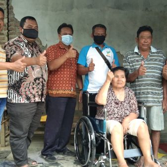 Dedi Wahidi Gandeng Kemensos Bagikan Kursi Roda Untuk Lansia Dan Disabilitas