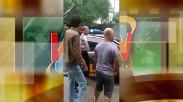 Bandung  : Beredar Video Viral Seorang Anggota Pol Nyaris Digebuk Warga