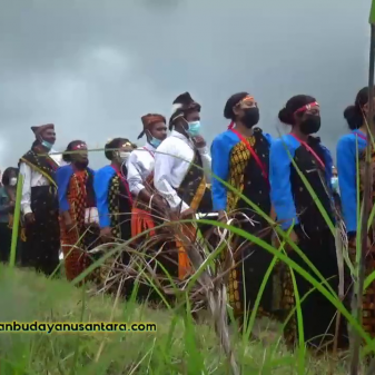 Tari Dan Syair Warga Ri’a Ngada Sambut Perjuangan Wakil Rakyat Dan PTTEP