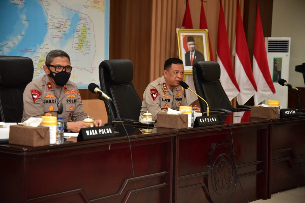 Apresiasi Kapolda Maluku, Berikan Penghargaan Kepada Tim Vaksinator Pusdokkes Mabes Polri