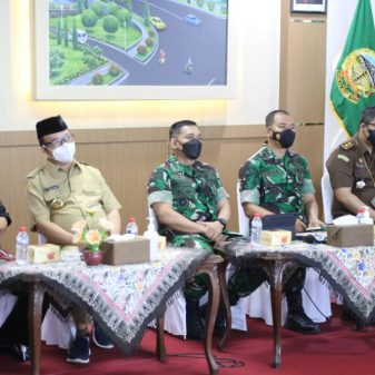 Danrem 071/Wijayakusuma Bersama Forkopimda Banyumas Ikuti Vicon dengan Presiden RI